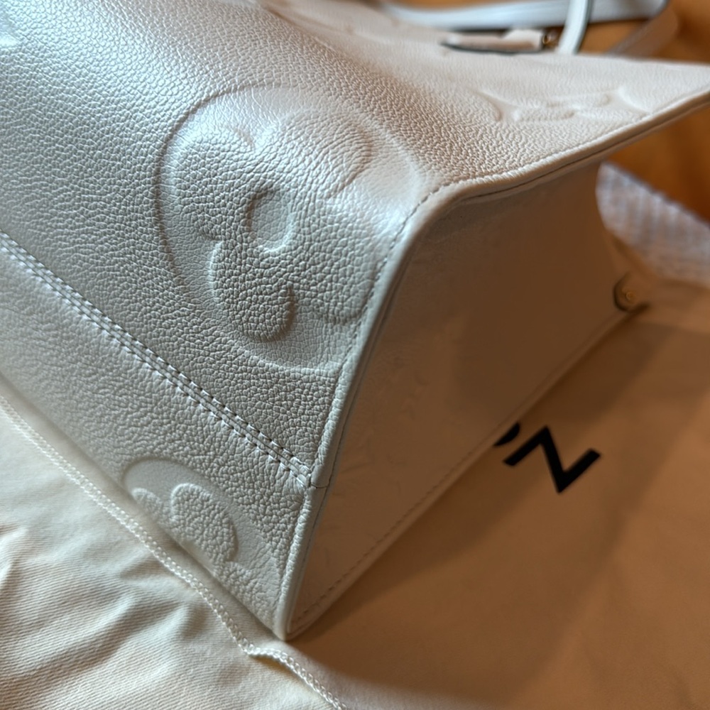 Louis Vuitton OnTheGo MM Cream Tote w/ box and dust bag - Picture 11 of 16